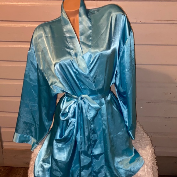 🎉🎊🎉HOST PIC🎉🎊🎉Vintage Victoria’s Secret liquid satin robe, one size blue - Picture 6 of 12